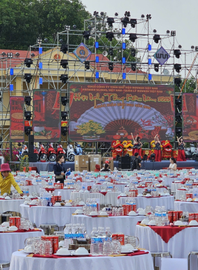 Tiệc Tất Niên Tại Dĩ An